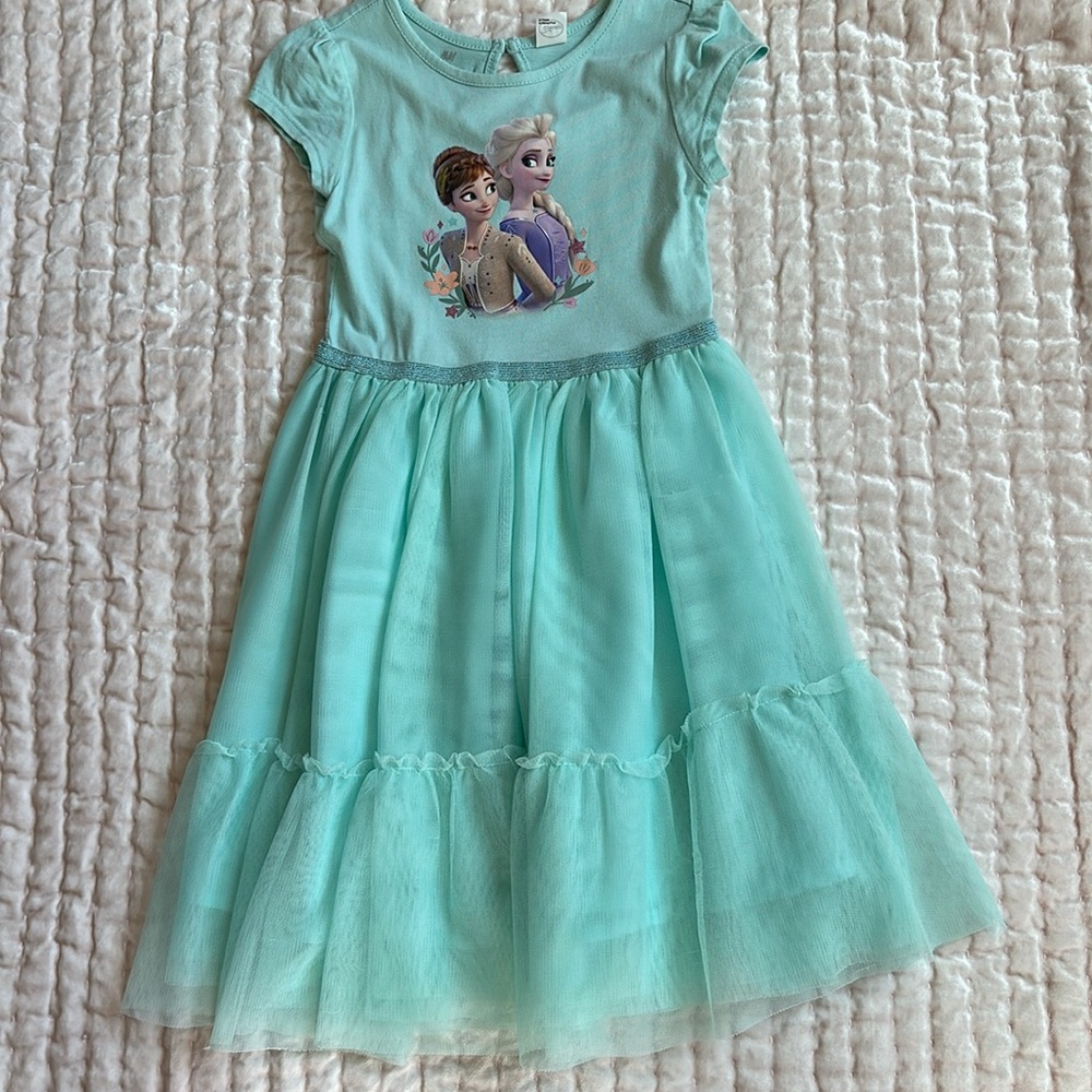 H&M very cute dress with Elsa and Anna, size 5T-6, great condition.